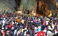 Đường vào Chùa Hương chật cứng người