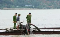 Bắt 2 xà lan khai thác cát trái phép ở Hà Tĩnh