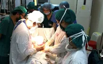Cắt thành công 2 khối u sau màng bụng lớn nhất từ trước đến nay