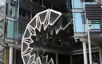 Độc đáo cây cầu có thể... cuộn tròn tại London
