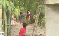 Hậu Giang: Xây cầu không mố, người dân bắc thang trèo lên cầu
