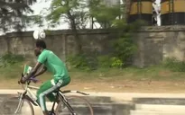 Vừa đạp xe hơn 100km, vừa giữ thăng bằng bóng trên đầu