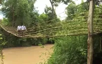 Rùng mình nhìn người dân Gia Lai qua cầu treo tạm bợ
