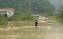 Cao Bằng: Mưa lớn, QL4 ngập sâu trong nước