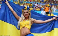 CĐV xinh đẹp của Ukraine và Ba Lan đọ sắc