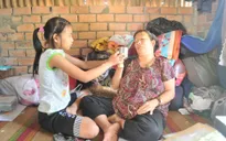 Cha bỏ đi trong cảnh mẹ bệnh hiểm nghèo, 3 đứa trẻ sống trong cùng cực