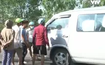 Phòng trọ ế khách, dân chặn xe đưa đón công nhân
