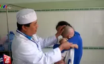 Cứu sống em bé 14 tháng tuổi bị tuốc nơ vít đâm vào đầu