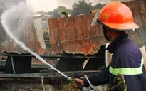 Cháy lớn tại xưởng gỗ ở Bình Dương: Huy động 10 xe chữa cháy đến hiện trường