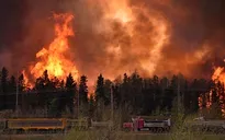 Canada: Cháy rừng tiếp tục hoành hành tại miền Nam Fort McMurray