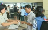 Hành khách đi máy bay phải cởi giày để soi chiếu