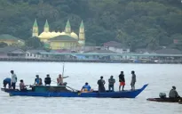Chìm tàu do biển động ngoài khơi Indonesia, 10 người thiệt mạng