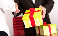 Hà Nội nghiêm cấm cán bộ, công chức tặng quà Tết cấp trên