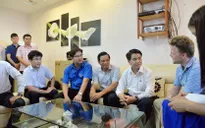 Chủ tịch Hà Nội biểu dương chàng nước ngoài dọn rác dưới mương