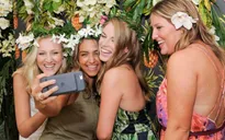 Chụp ảnh selfie giúp các hãng mỹ phẩm "ăn nên làm ra"