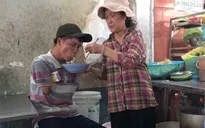 Cảm động tình mẹ con không máu mủ ruột rà