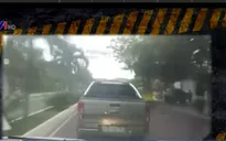 Ô tô bán tải nhất quyết không nhường đường cho xe cấp cứu