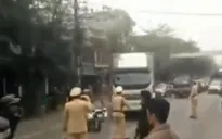 Clip: Xe tải bỏ chạy điên cuồng giữa vòng vây CSGT