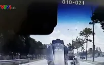 Xe máy lấn làn ô tô tự gây tai nạn