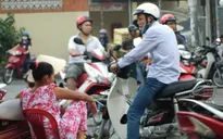 Cò vé “quậy tung” ga Sài Gòn
