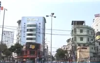 Đà Nẵng: Trụ đèn án ngữ giữa đường cản trở giao thông