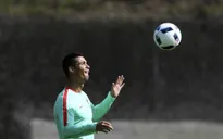 Ronaldo khoe tài tâng bóng đỉnh cao trước thềm tứ kết EURO 2016
