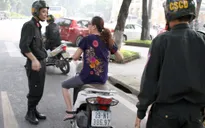 Cảnh sát cơ động Hà Nội ra quân toàn bộ trong ngày đầu phạt không đội mũ bảo hiểm