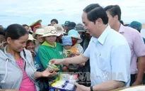 Chủ tịch nước thăm, tặng quà ngư dân tại Phú Yên
