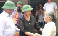 Chủ tịch Quốc hội thăm người dân vùng lũ