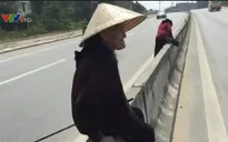 Thót tim cảnh các cụ bà trèo qua dải phân cách, băng ngang quốc lộ