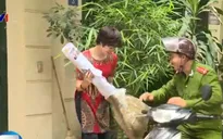 Xúc động Thượng úy cảnh sát bán chổi giúp người khuyết tật