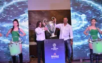 Người hâm mộ Việt Nam sôi động chào đón Cúp UEFA Champions League