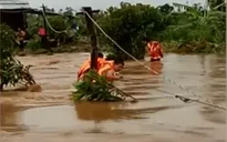 Bộ đội biên phòng cứu 6 người dân bị mắc kẹt do mưa lũ