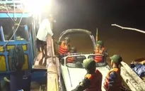 Trắng đêm cứu trợ người dân vùng lũ