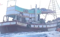 Cảnh sát biển cứu ngư dân bị gãy chân trên biển