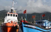 Cứu 3 ngư dân trên tàu bị hỏng máy ở Hoàng Sa