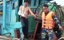 Cứu nạn 2 ngư dân trên vùng biển đảo Phú Quý