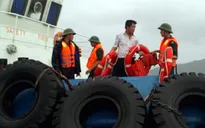 Đưa 5 ngư dân gặp nạn trên biển vào bờ an toàn