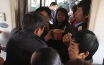 Trung Quốc cấm... ăn mỳ, mang gà lên tàu cao tốc dịp Tết