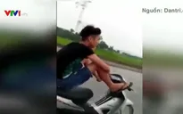 Nam thanh niên vừa lái xe bằng chân vừa gọi điện cho mẹ