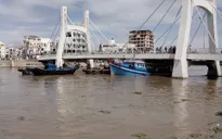 Tàu thu mua hải sản mắc kẹt dưới gầm cầu Lê Hồng Phong, Bình Thuận