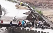 Quảng Trị: Cầu tràn Húc Nghì sập, khu tái định cư bị cô lập nhiều ngày