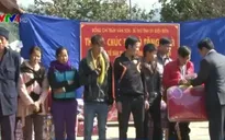 Tặng quà Tết, cứu trợ lương thực cho đối tượng chính sách ở Điện Biên