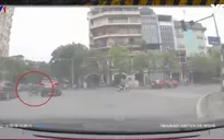 Bất chấp vượt đèn đỏ, người điều khiển xe máy đâm ô tô văng mạnh xuống đường