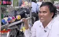 Chàng trai mù bán hàng rong nuôi cả gia đình