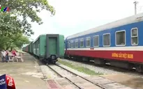 Di chuyển hơn 1.000 khách ra khỏi khu vực lũ lụt