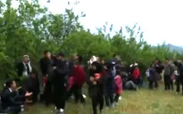 Người di cư tìm đường vượt rừng vào Macedonia