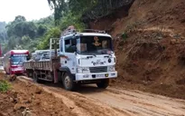 Điện Biên: Sạt lở gây ách tắc giao thông Quốc lộ 279