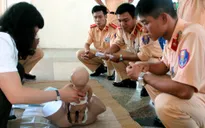 Cảnh sát giao thông Hà Nội học... đỡ đẻ