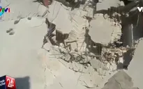Hình ảnh em bé Syria được cứu thoát từ tòa nhà bị sập gây ấn tượng mạnh
